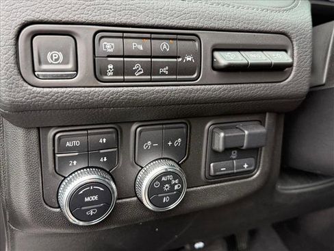 Used 2024 GMC Yukon Denali w/ Advanced Technology Package AWD/4WD image 20