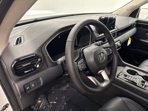 New 2025 Honda Pilot Touring image 17