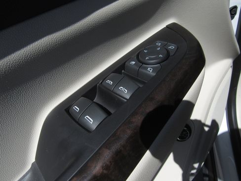 Used 2023 GMC Acadia Denali w/ Denali Ultimate Package FWD image 25