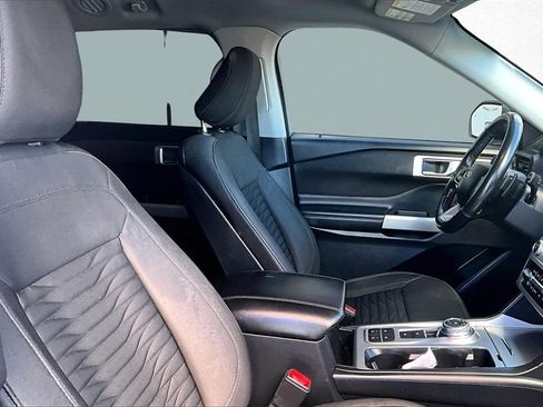 Used 2020 Ford Explorer XLT image 30