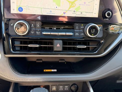 Used 2024 Toyota Highlander XLE AWD/4WD image 21