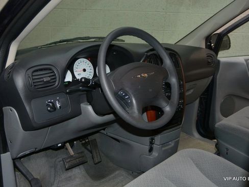 Used 2006 Chrysler Town & Country FWD image 9