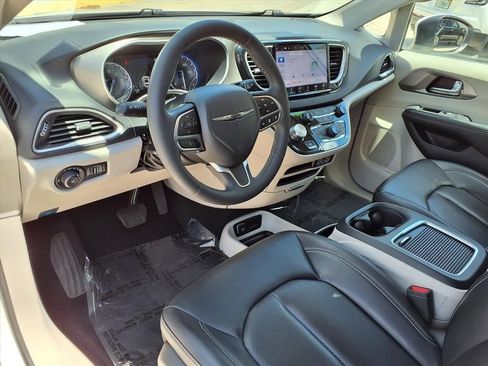 Used 2023 Chrysler Pacifica Touring-L FWD image 15