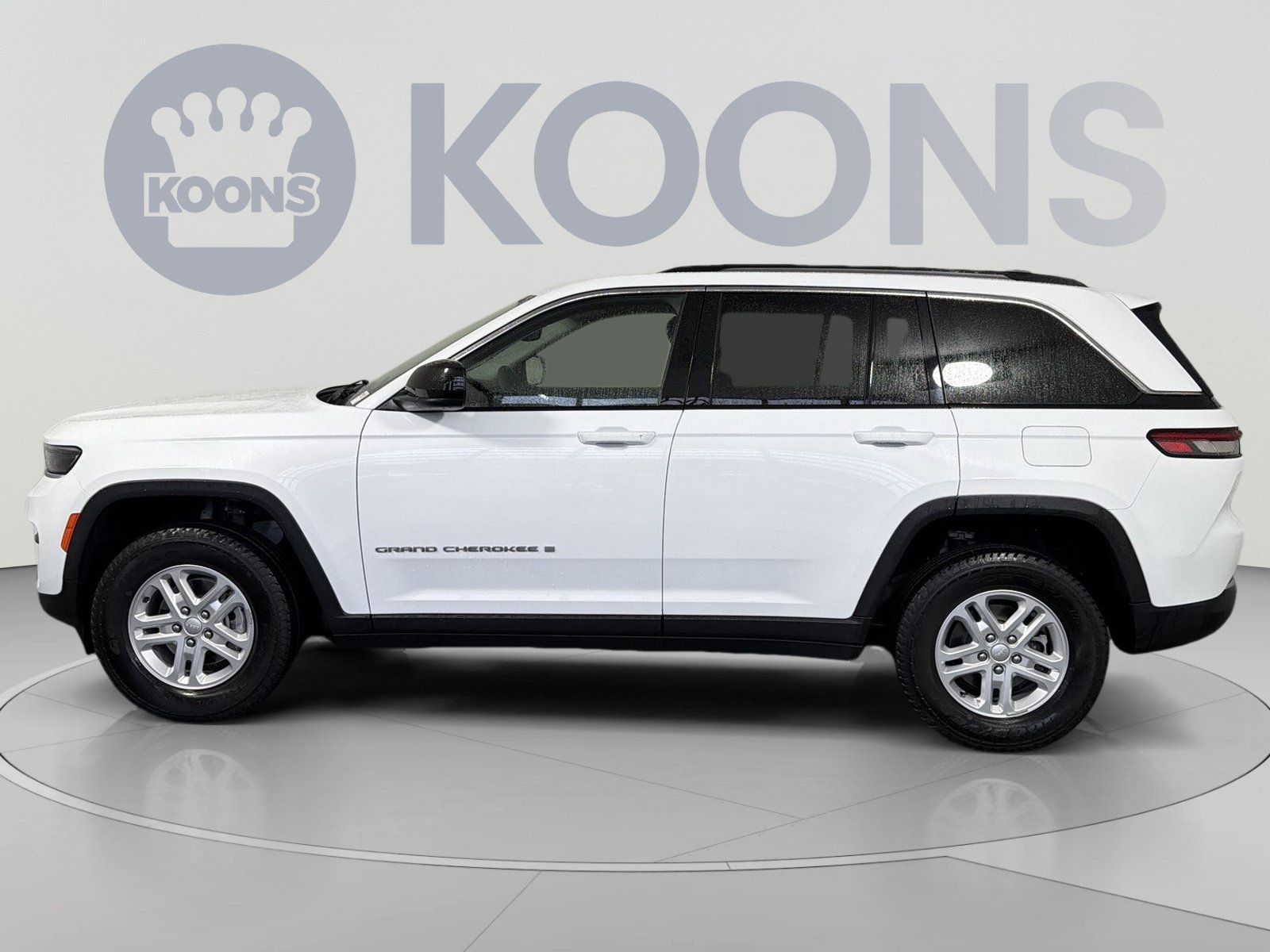 Used 2023 Jeep Grand Cherokee Laredo AWD/4WD image 2