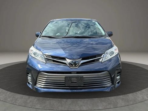 Used 2018 Toyota Sienna XLE AWD/4WD image 2