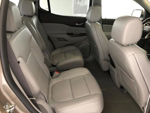 Used 2023 GMC Acadia SLT w/ Preferred Package image 12