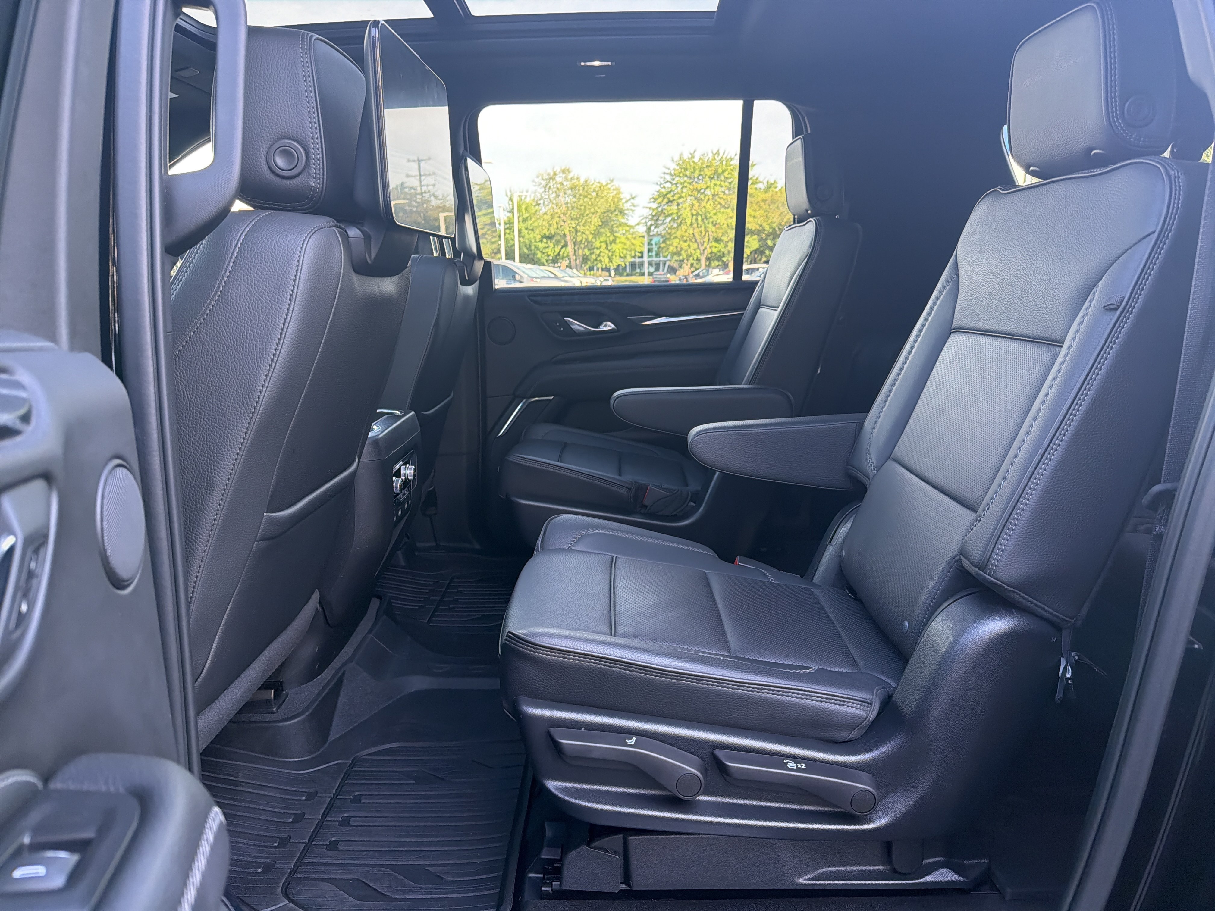 Used 2023 GMC Yukon XL Denali w/ Advanced Technology Package AWD/4WD image 32