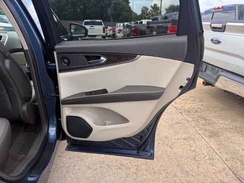 Used 2019 Lincoln Nautilus Reserve FWD image 16
