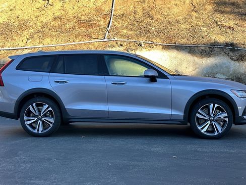 New 2026 Volvo V60 B5 Cross Country Plus image 4