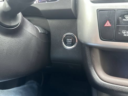 Used 2017 Toyota Highlander Limited AWD/4WD image 17
