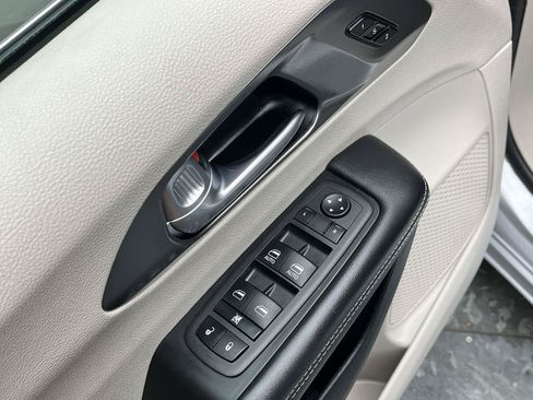 Used 2024 Chrysler Pacifica Touring-L FWD image 7