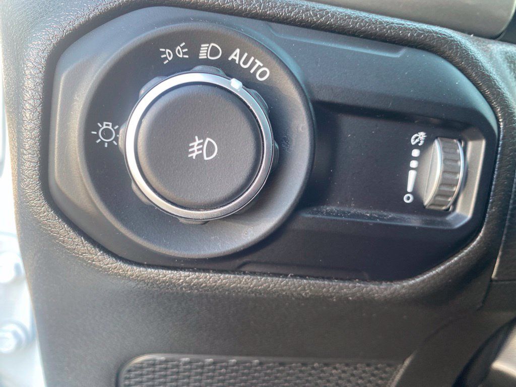 Used 2023 Jeep Wrangler Unlimited Sahara AWD/4WD image 16