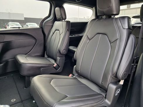 New 2026 Chrysler Pacifica Select image 12