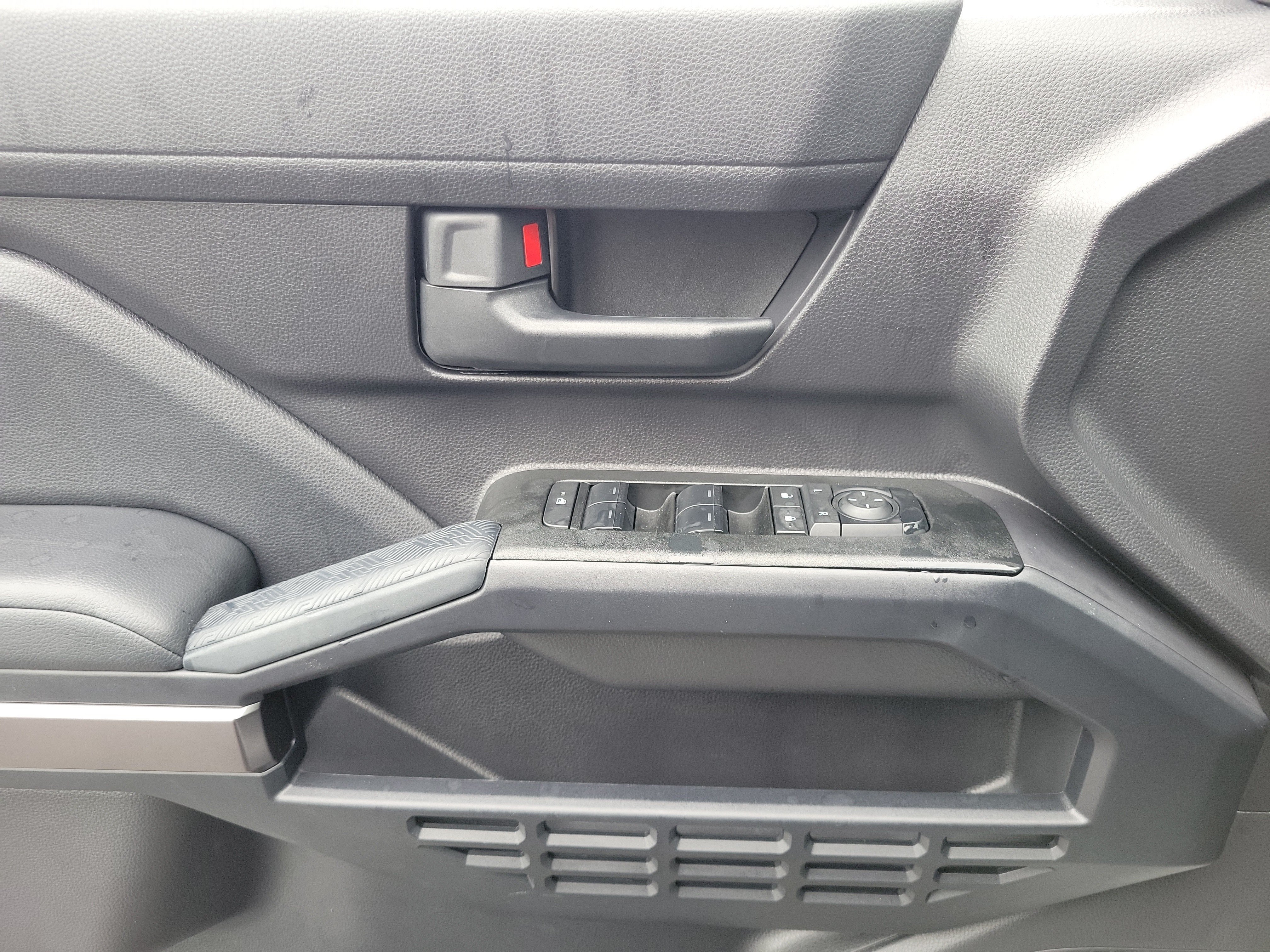 Used 2025 Toyota 4Runner SR5 AWD/4WD image 17