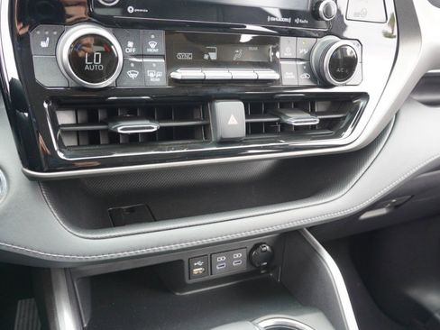 Used 2022 Toyota Highlander XLE FWD image 18