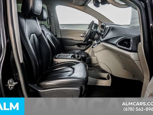 Used 2023 Chrysler Pacifica Touring-L FWD image 19