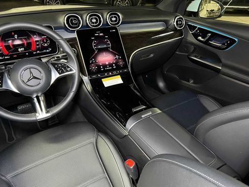 Used 2025 Mercedes-Benz GLC 300 4MATIC image 38