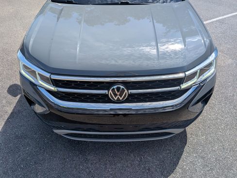 Used 2022 Volkswagen Taos SEL w/ Panoramic Sunroof Package FWD image 12
