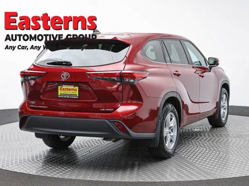 Used 2023 Toyota Highlander LE AWD/4WD image 5