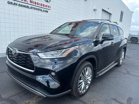 Used 2025 Toyota Highlander Platinum AWD/4WD image 1