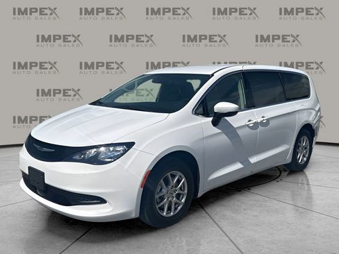 Used 2023 Chrysler Voyager LX image 1