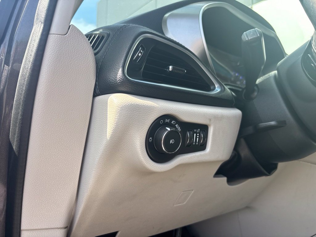 Used 2017 Chrysler Pacifica Limited FWD image 5