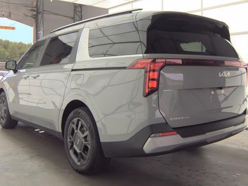 Used 2025 Kia Carnival EX FWD image 5