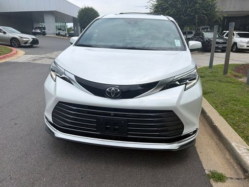 Used 2026 Toyota Sienna Platinum AWD/4WD image 3