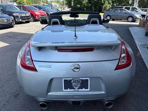 Used 2010 Nissan 370Z Touring RWD image 3
