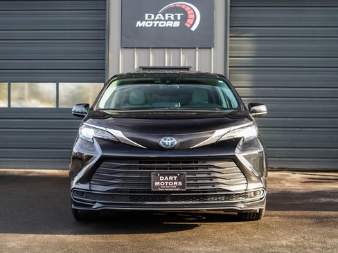 Used 2022 Toyota Sienna LE image 2