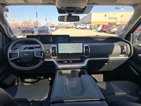 Used 2025 Ford Expedition Platinum image 21