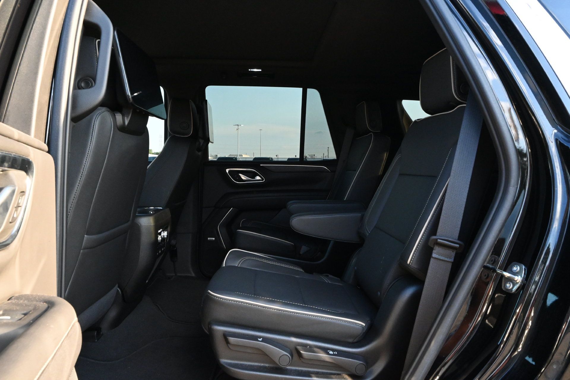 Used 2024 GMC Yukon SLT w/ SLT Luxury Package RWD image 21
