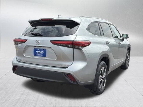 Used 2022 Toyota Highlander XLE AWD/4WD image 7