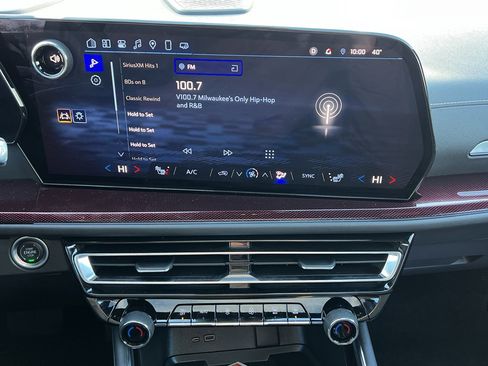 Used 2025 Chevrolet Traverse Z71 image 12