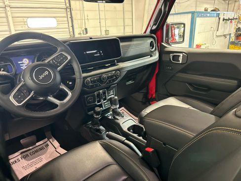 Used 2024 Jeep Wrangler Unlimited Sahara w/ Technology Group AWD/4WD image 4