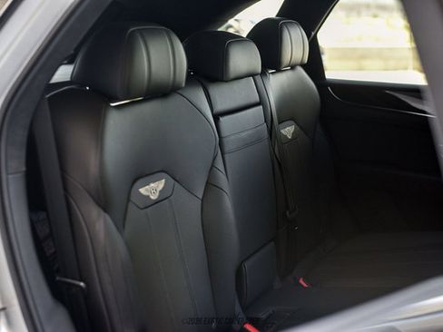 Used 2021 Bentley Bentayga AWD/4WD image 31