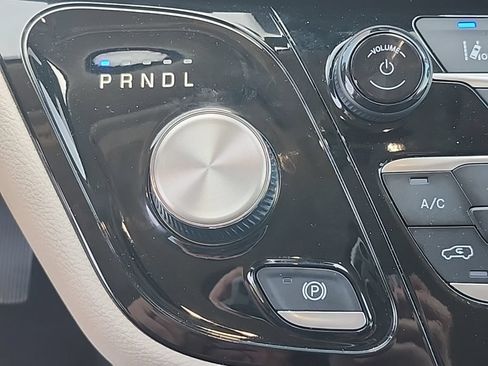 Certified 2024 Chrysler Pacifica Limited FWD image 5
