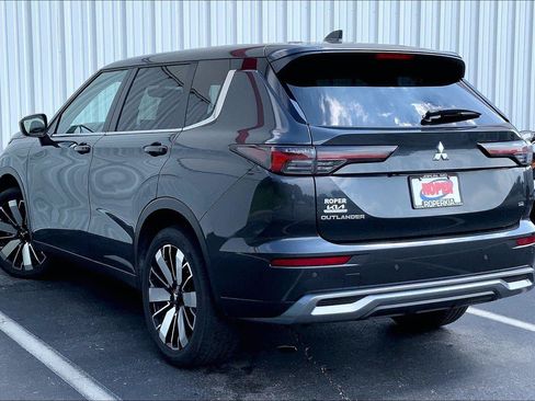 Used 2025 Mitsubishi Outlander SE FWD image 9