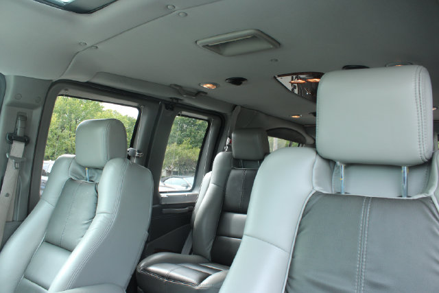 Used 2017 Chevrolet Express 2500 RWD image 12