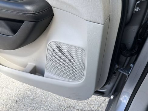 Used 2017 Chrysler Pacifica Limited w/ UConnect Theater Package FWD image 24