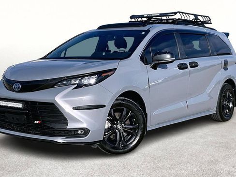 Used 2024 Toyota Sienna XLE Woodland Edition image 13