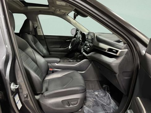 Used 2020 Toyota Highlander XLE AWD/4WD image 32