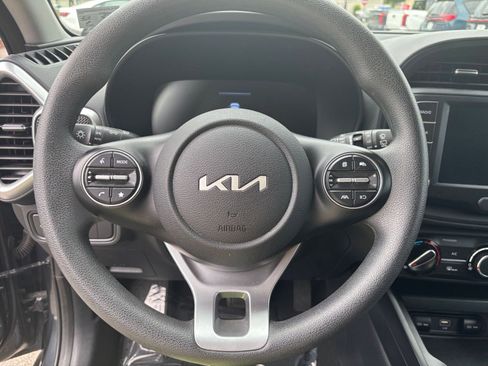 Used 2025 Kia Soul LX w/ LX Technology Package FWD image 25