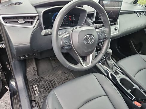 Used 2024 Toyota Corolla Cross XLE AWD/4WD image 2