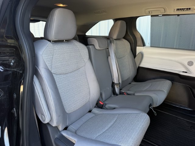 Used 2025 Toyota Sienna LE FWD image 31