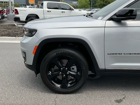 Used 2023 Jeep Grand Cherokee L Laredo RWD image 11