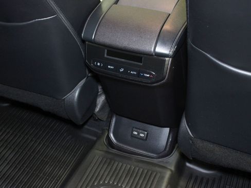 Used 2022 Toyota Highlander XLE AWD/4WD image 19