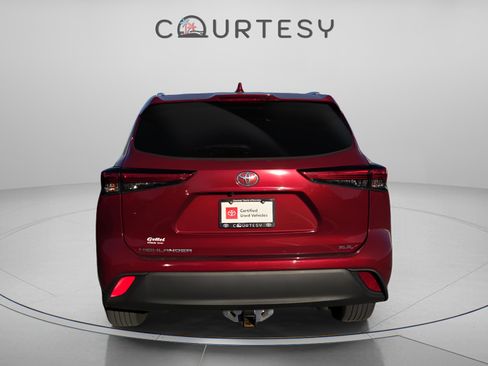 Used 2022 Toyota Highlander XLE image 3