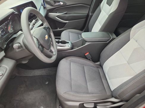 Certified 2025 Chevrolet Trax LS FWD image 17
