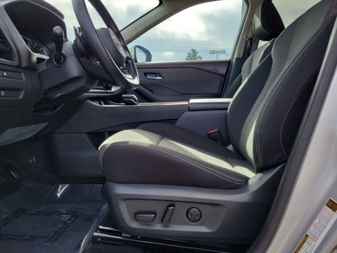 Used 2023 Nissan Rogue SV image 16